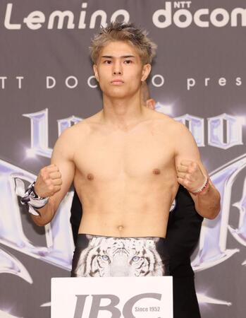 前日計量に臨む佐々木尽＝横浜ベイシェラトン（撮影・石井剣太郎）