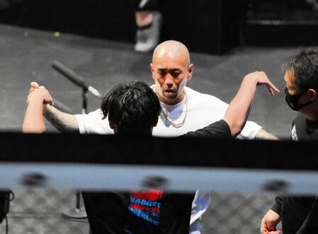 　赤パンニキ（手前）と言い争う村田将一（奥）