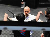 　赤パンニキ（手前）と言い争う村田将一（奥）