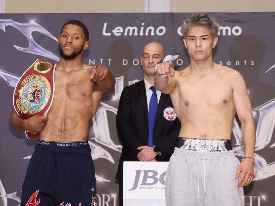 前日計量に臨むブライアン・ノーマン（左）と佐々木尽＝横浜ベイシェラトン（撮影・石井剣太郎）