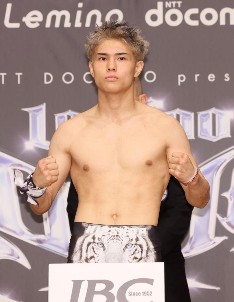 前日計量に臨む佐々木尽＝横浜ベイシェラトン（撮影・石井剣太郎）