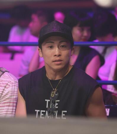 　観戦する井上尚弥（撮影・佐々木彰尚）