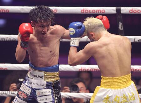 　４回、木内凌祐（右）に左フックを浴びせる山口聖矢（撮影・西岡正）