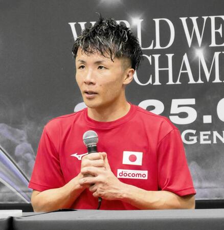 　試合後の会見を行う山口聖矢