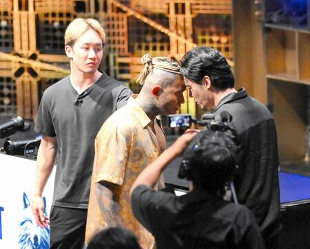 　額を押しつけ合うＳＡＴＯＲＵ（左）と飯田将成（右）