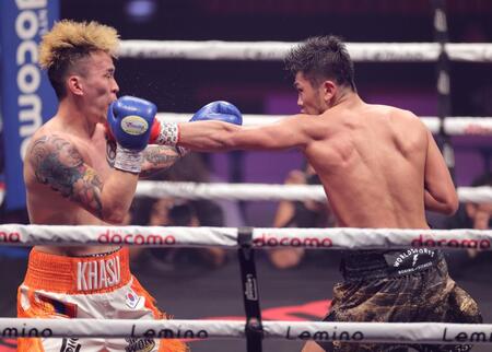 　４回、ベク・ハソ（左）に左ストレートを浴びせる森脇唯人（撮影・西岡正）