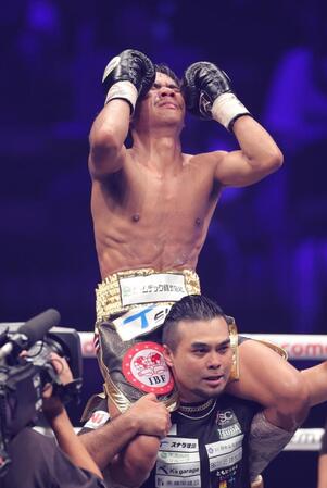　新チャンピオンとなり、感極まるタノンサック・シムシー（撮影・西岡正）