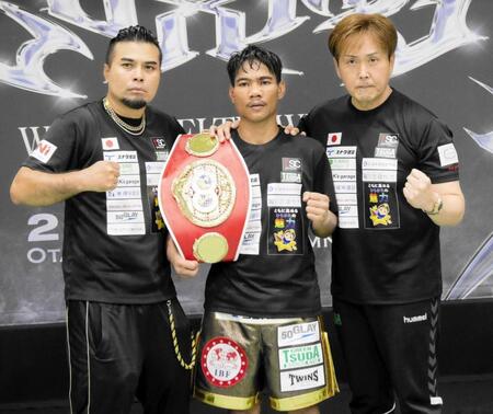 　（左から）トレーナーのプーム氏、新王者のタノンサック、本石昌也会長