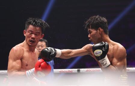 　４回、クリスチャン・アラネタ（左）の顔面をとらえたタノンサック・シムシー（撮影・佐々木彰尚）