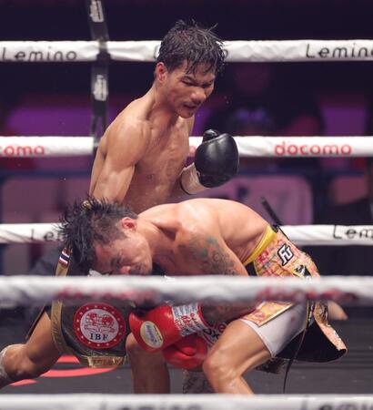 　９回、クリスチャン・アラネタ（下）に右フックを浴びせるタノンサック・シムシー（撮影・西岡正）