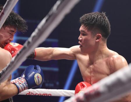 　２回、小畑武尊（左）を攻める田中空（撮影・佐々木彰尚）