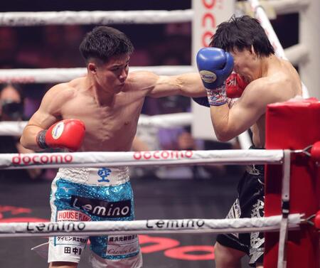 　１回、小畑武尊（右）に左ストレートを放つ田中空（撮影・西岡正）