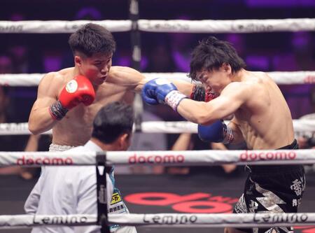 　１回、小畑武尊（右）に左ストレートを浴びせる田中空（撮影・西岡正）