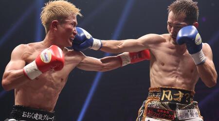 　９回、顔面をとらえる阿部麗也（右）＝撮影・佐々木彰尚