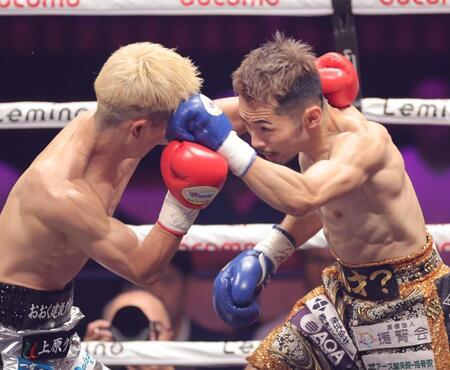 　２回、大久祐哉（左）の顔面に左フックを浴びせる阿部麗也（撮影・西岡正）