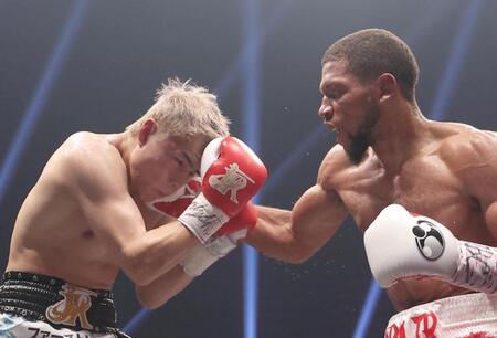 　４回、ブライアン・ノーマン（右）から攻められる佐々木尽（撮影・佐々木彰尚）