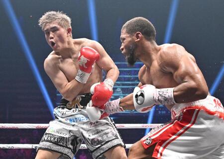 　５回、ブライアン・ノーマン（右）に攻められる佐々木尽