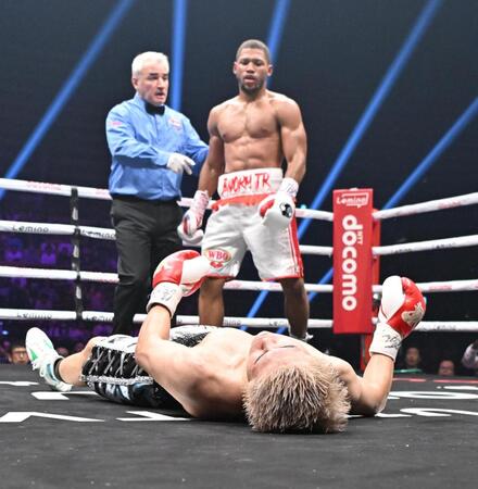 　５回、ブライアン・ノーマンにＫＯ負けした佐々木尽（手前）