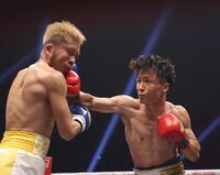 　１回、木内凌祐（左）に右ストレートを打ち込む山口聖矢（撮影・佐々木彰尚）