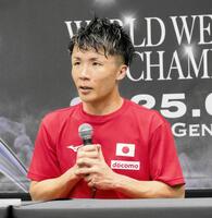 　試合後の会見を行う山口聖矢