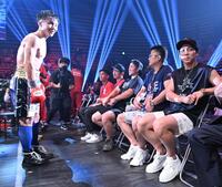 　判定勝ちし、井上尚弥（右端）らにあいさつする山口聖矢