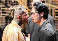 　にらみ合うＳＡＴＯＲＵ（左）と飯田将成（右）