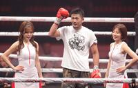 　ベク・ハソに勝利し、笑顔を見せる森脇唯人（中央）＝撮影・西岡正