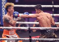 　４回、ベク・ハソ（左）に左ストレートを浴びせる森脇唯人（撮影・西岡正）