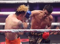 　６回、ベク・ハソ（左）に右フックをヒットさせる森脇唯人（撮影・西岡正）