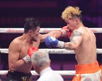 　５回、ベク・ハソ（右）に左フックを放つ森脇唯人（撮影・西岡正）