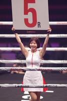 　ラウンドガールを務める須藤セリナ（撮影・西岡正）