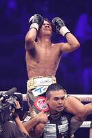 　新チャンピオンとなり、感極まるタノンサック・シムシー（撮影・西岡正）