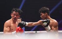 　４回、クリスチャン・アラネタ（左）の顔面をとらえたタノンサック・シムシー（撮影・佐々木彰尚）