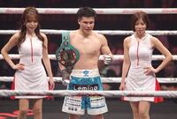 　ベルトを持ち、ガッツポーズの田中空（中央）＝撮影・西岡正