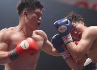 　３回、小畑武尊（右）を攻める田中空（撮影・佐々木彰尚）