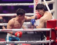 １回、小畑武尊（右）の顔面に左フックをヒットさせる田中空＝大田区総合体育館（撮影・西岡正）