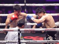 　１回、小畑武尊（右）に左ストレートを浴びせる田中空（撮影・西岡正）