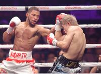 　４回、ブライアン・ノーマン（左）の左フックを浴びる佐々木尽（撮影・西岡正）