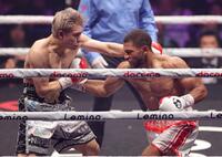 　２回、ブライアン・ノーマンの右フックを浴びる佐々木尽（撮影・西岡正）