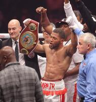 　タイトルを防衛し、ベルトを掲げるブライアン・ノーマン（撮影・西岡正）