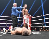 　５回、ブライアン・ノーマンにＫＯ負けした佐々木尽（手前）