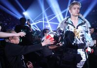 　佐々木尽（右）が入場する際、タッチをする北島三郎（撮影・佐々木彰尚）