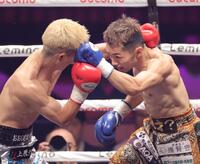 　２回、大久祐哉（左）の顔面に左フックを浴びせる阿部麗也（撮影・西岡正）