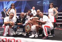 　防衛に成功した王者・ブライアン・ノーマン（中央）＝撮影・佐々木彰尚