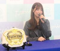 　プリプリ王座の調印式に臨む挑戦者の荒井優希