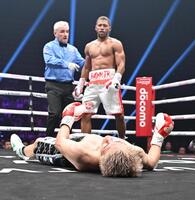 　５回、ブライアン・ノーマンにＫＯ負けした佐々木尽（手前）