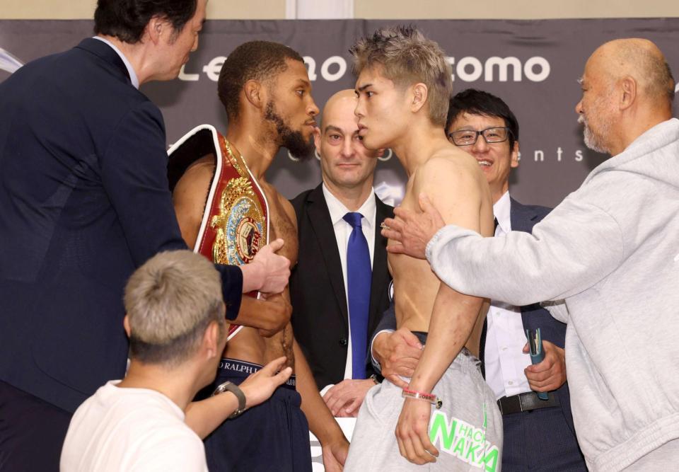 　計量後ににらみ合うブライアン・ノーマン（中央左）と佐々木尽（撮影・石井剣太郎）