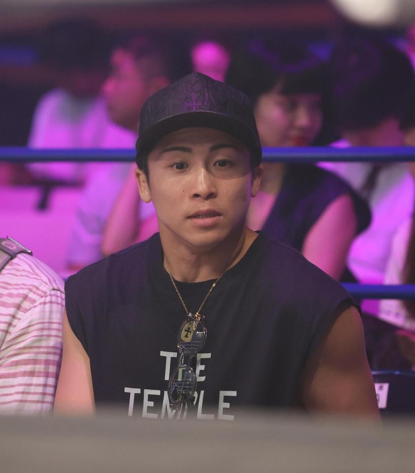 　観戦する井上尚弥（撮影・佐々木彰尚）