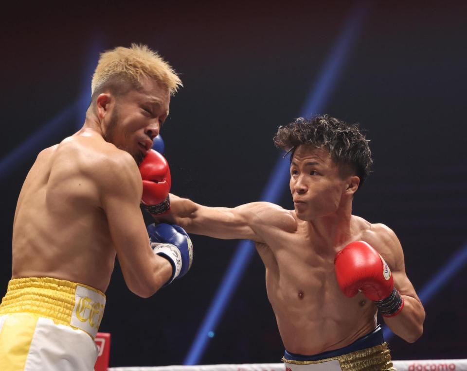 　１回、木内凌祐（左）に右ストレートを打ち込む山口聖矢（撮影・佐々木彰尚）