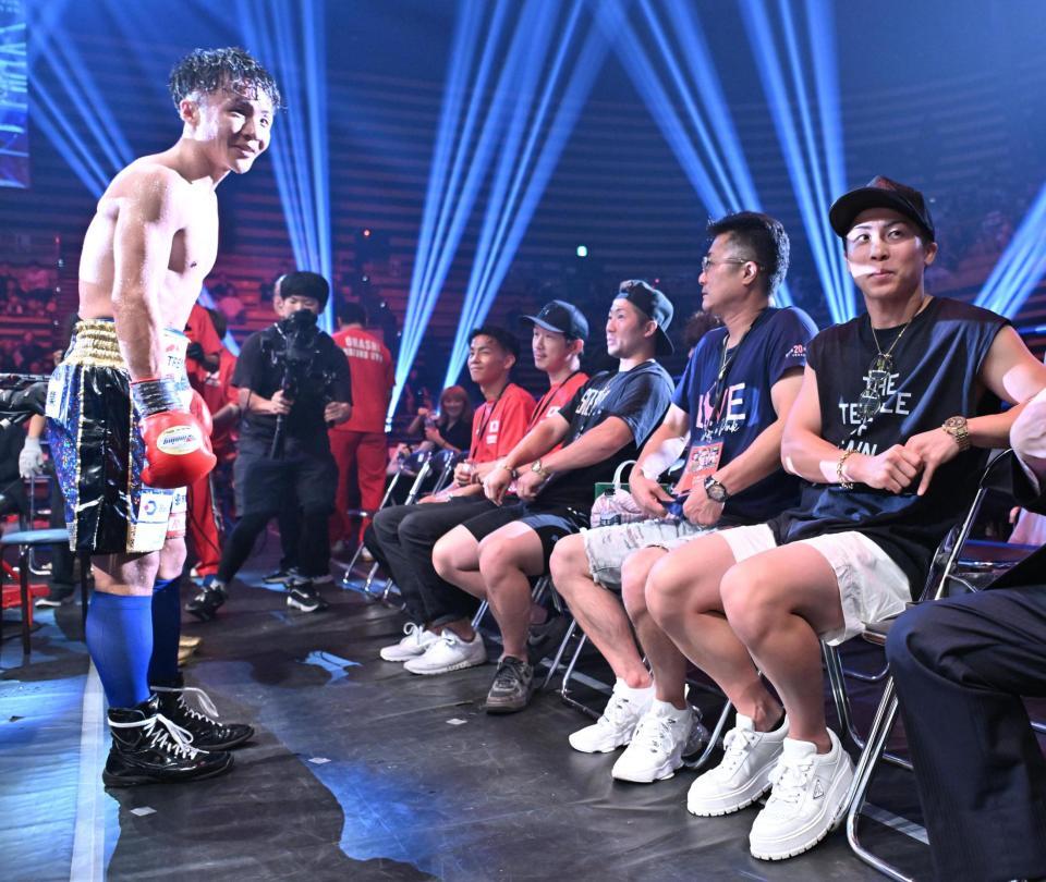 　判定勝ちし、井上尚弥（右端）らにあいさつする山口聖矢